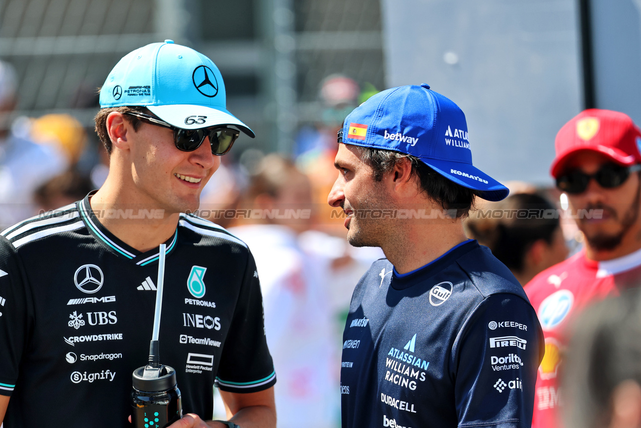 GP MESSICO, (L to R): George Russell (GBR) Mercedes AMG F1 with Carlos Sainz (ESP) Atlassian Williams Racing FW47 on the drivers' parade.
26.10.2025. Formula 1 World Championship, Rd 20, Mexican Grand Prix, Mexico City, Mexico, Gara Day.
- www.xpbimages.com, EMail: requests@xpbimages.com © Copyright: Batchelor / XPB Images