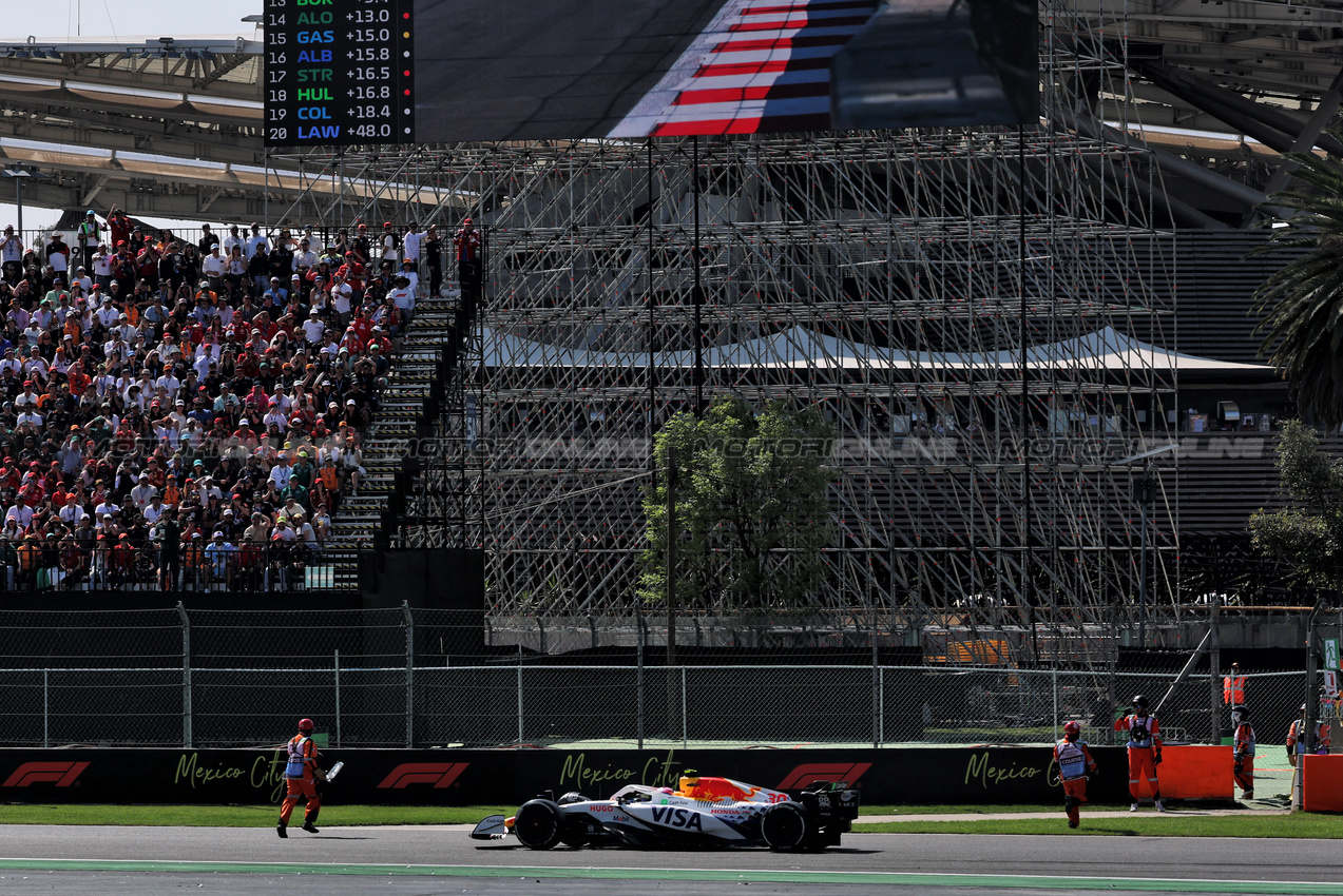 GP MESSICO, Liam Lawson (NZL) Racing Bulls VCARB 02 passes marshals on the circuit.
26.10.2025. Formula 1 World Championship, Rd 20, Mexican Grand Prix, Mexico City, Mexico, Gara Day.
- www.xpbimages.com, EMail: requests@xpbimages.com © Copyright: Batchelor / XPB Images