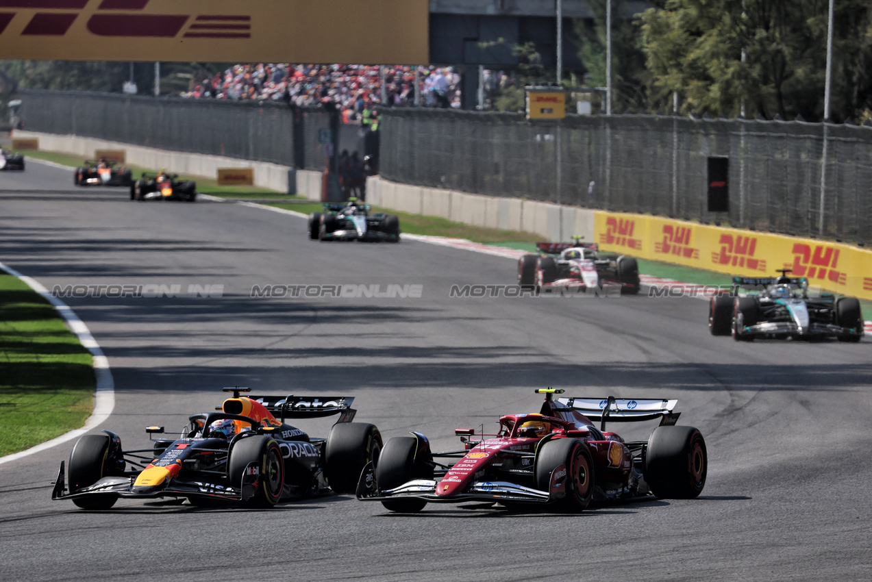 GP MESSICO, Max Verstappen (NLD) Red Bull Racing RB21 e Lewis Hamilton (GBR) Ferrari SF-25 battle for position.
26.10.2025. Formula 1 World Championship, Rd 20, Mexican Grand Prix, Mexico City, Mexico, Gara Day.
- www.xpbimages.com, EMail: requests@xpbimages.com © Copyright: Batchelor / XPB Images