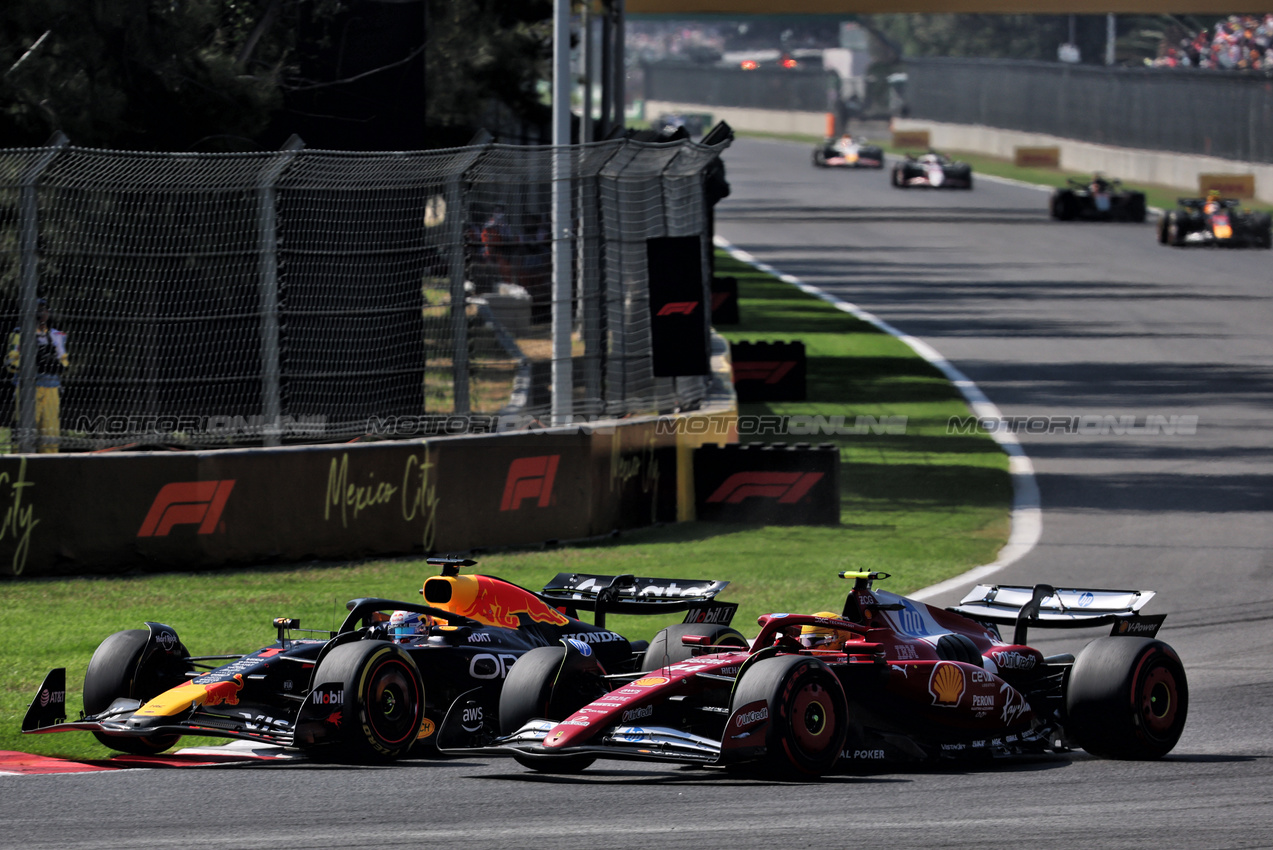 GP MESSICO, Max Verstappen (NLD) Red Bull Racing RB21 e Lewis Hamilton (GBR) Ferrari SF-25 battle for position.
26.10.2025. Formula 1 World Championship, Rd 20, Mexican Grand Prix, Mexico City, Mexico, Gara Day.
- www.xpbimages.com, EMail: requests@xpbimages.com © Copyright: Batchelor / XPB Images