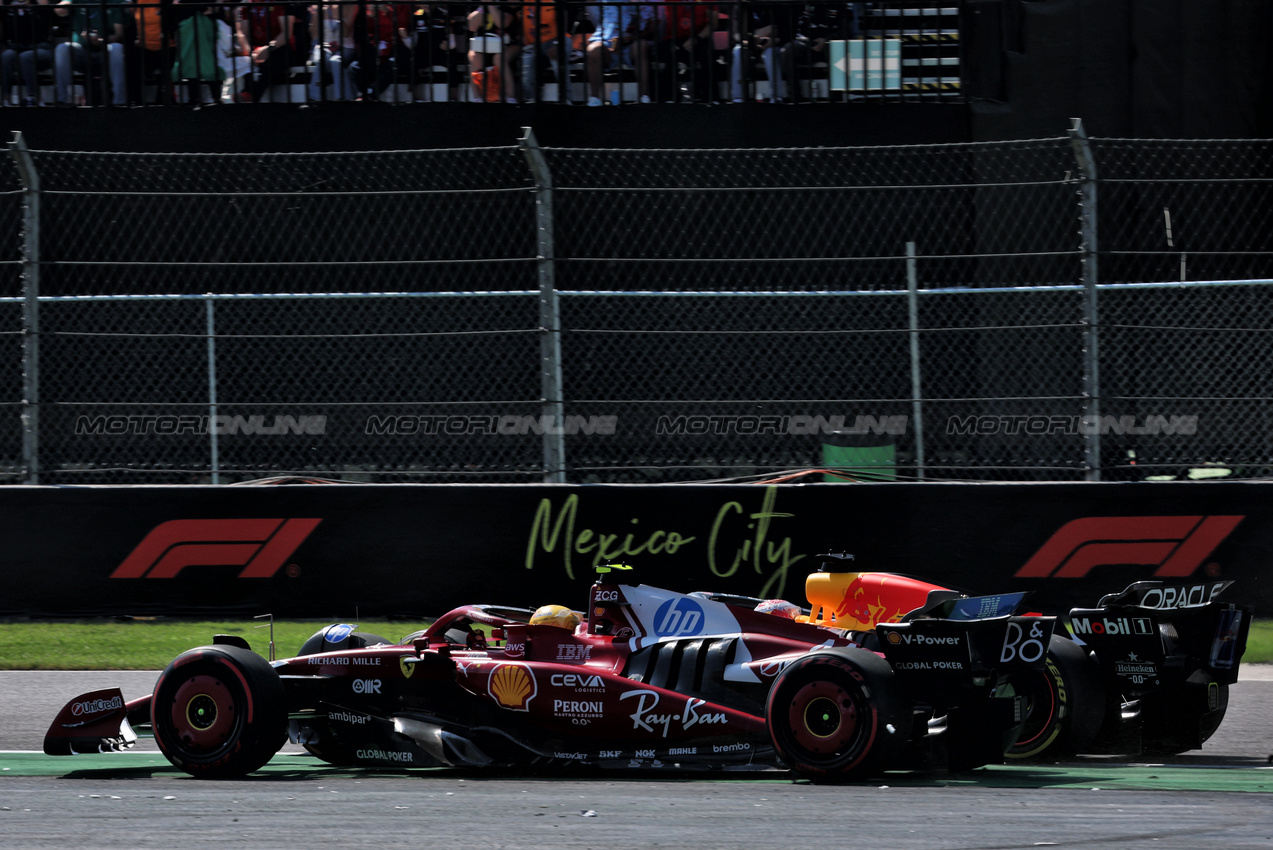 GP MESSICO, Max Verstappen (NLD) Red Bull Racing RB21 e Lewis Hamilton (GBR) Ferrari SF-25 battle for position.
26.10.2025. Formula 1 World Championship, Rd 20, Mexican Grand Prix, Mexico City, Mexico, Gara Day.
- www.xpbimages.com, EMail: requests@xpbimages.com © Copyright: Batchelor / XPB Images