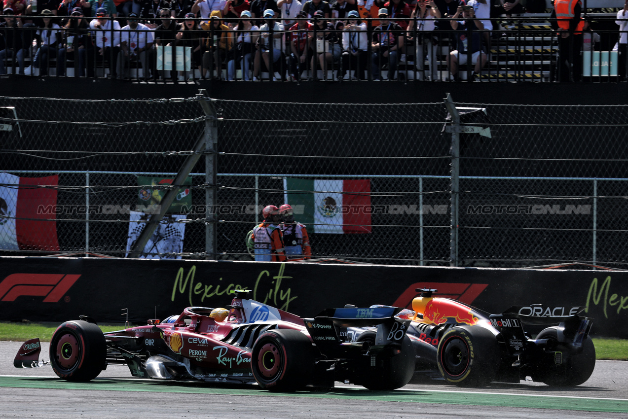 GP MESSICO, Max Verstappen (NLD) Red Bull Racing RB21 e Lewis Hamilton (GBR) Ferrari SF-25 battle for position.
26.10.2025. Formula 1 World Championship, Rd 20, Mexican Grand Prix, Mexico City, Mexico, Gara Day.
- www.xpbimages.com, EMail: requests@xpbimages.com © Copyright: Batchelor / XPB Images