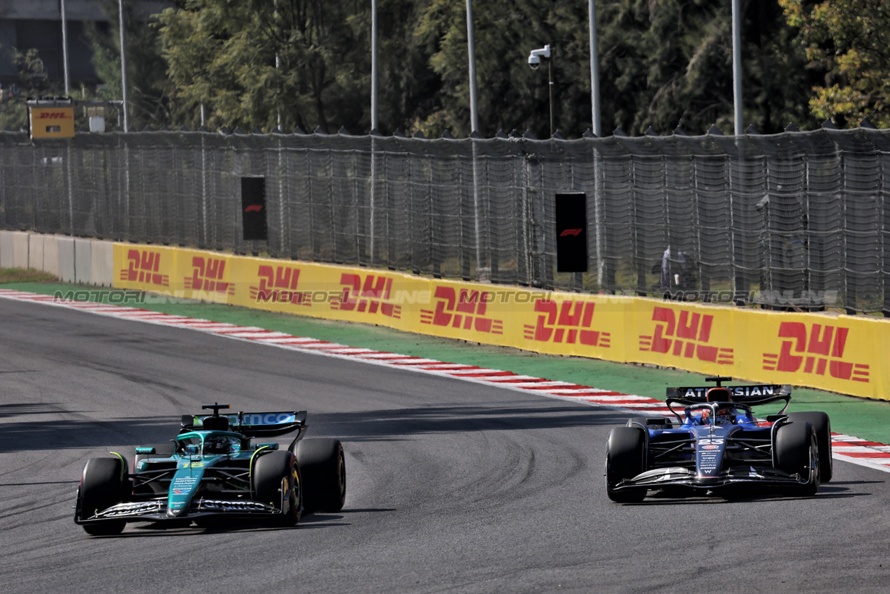 GP MESSICO, Lance Stroll (CDN) Aston Martin F1 Team AMR25 e Alexander Albon (THA) Atlassian Williams Racing FW47 battle for position.

26.10.2025. Formula 1 World Championship, Rd 20, Mexican Grand Prix, Mexico City, Mexico, Gara Day.

- www.xpbimages.com, EMail: requests@xpbimages.com © Copyright: Batchelor / XPB Images
