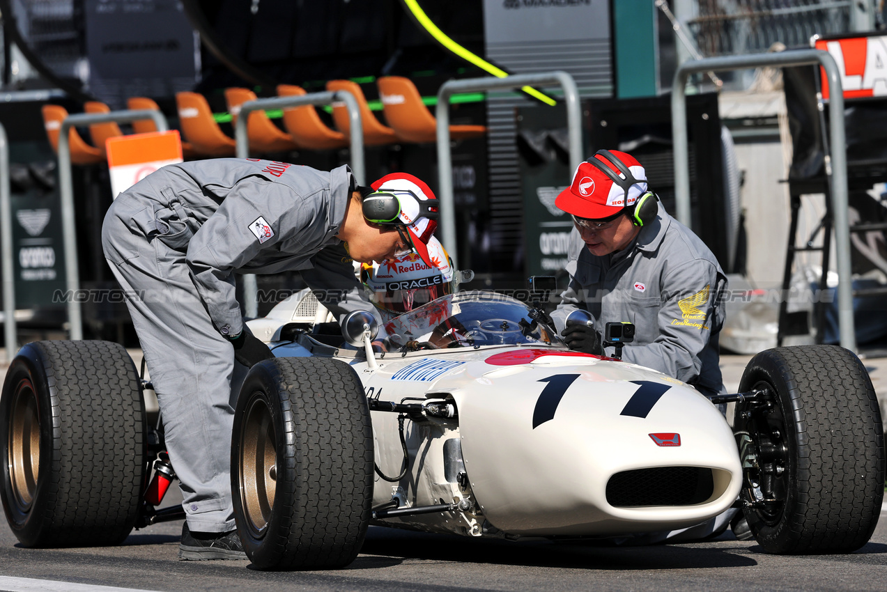 GP MESSICO, Yuki Tsunoda (JPN) Red Bull Racing in the 1965 Honda RA272 F1 car.
26.10.2025. Formula 1 World Championship, Rd 20, Mexican Grand Prix, Mexico City, Mexico, Gara Day.
- www.xpbimages.com, EMail: requests@xpbimages.com © Copyright: Charniaux / XPB Images