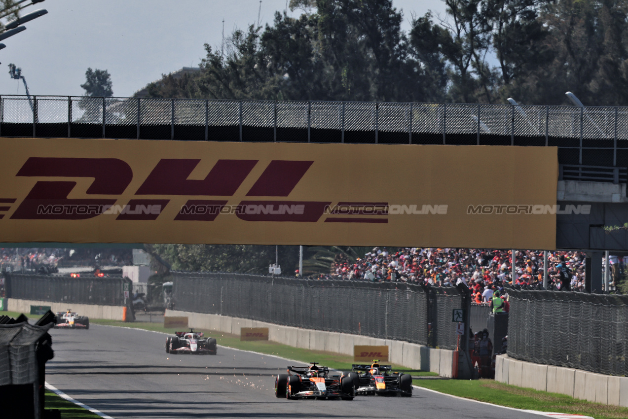 GP MESSICO, Oscar Piastri (AUS) McLaren MCL39 e Yuki Tsunoda (JPN) Red Bull Racing RB21 battle for position.
26.10.2025. Formula 1 World Championship, Rd 20, Mexican Grand Prix, Mexico City, Mexico, Gara Day.
- www.xpbimages.com, EMail: requests@xpbimages.com © Copyright: Batchelor / XPB Images