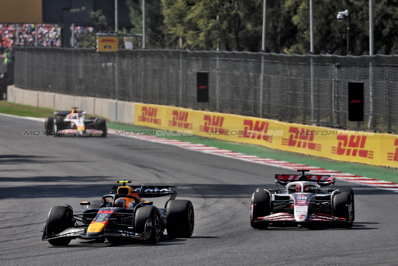 GP MESSICO, Yuki Tsunoda (JPN) Red Bull Racing RB21 e Esteban Ocon (FRA) Haas VF-25 battle for position.

26.10.2025. Formula 1 World Championship, Rd 20, Mexican Grand Prix, Mexico City, Mexico, Gara Day.

- www.xpbimages.com, EMail: requests@xpbimages.com © Copyright: Batchelor / XPB Images