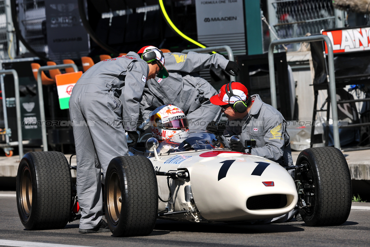 GP MESSICO, Yuki Tsunoda (JPN) Red Bull Racing in the 1965 Honda RA272 F1 car.
26.10.2025. Formula 1 World Championship, Rd 20, Mexican Grand Prix, Mexico City, Mexico, Gara Day.
- www.xpbimages.com, EMail: requests@xpbimages.com © Copyright: Charniaux / XPB Images