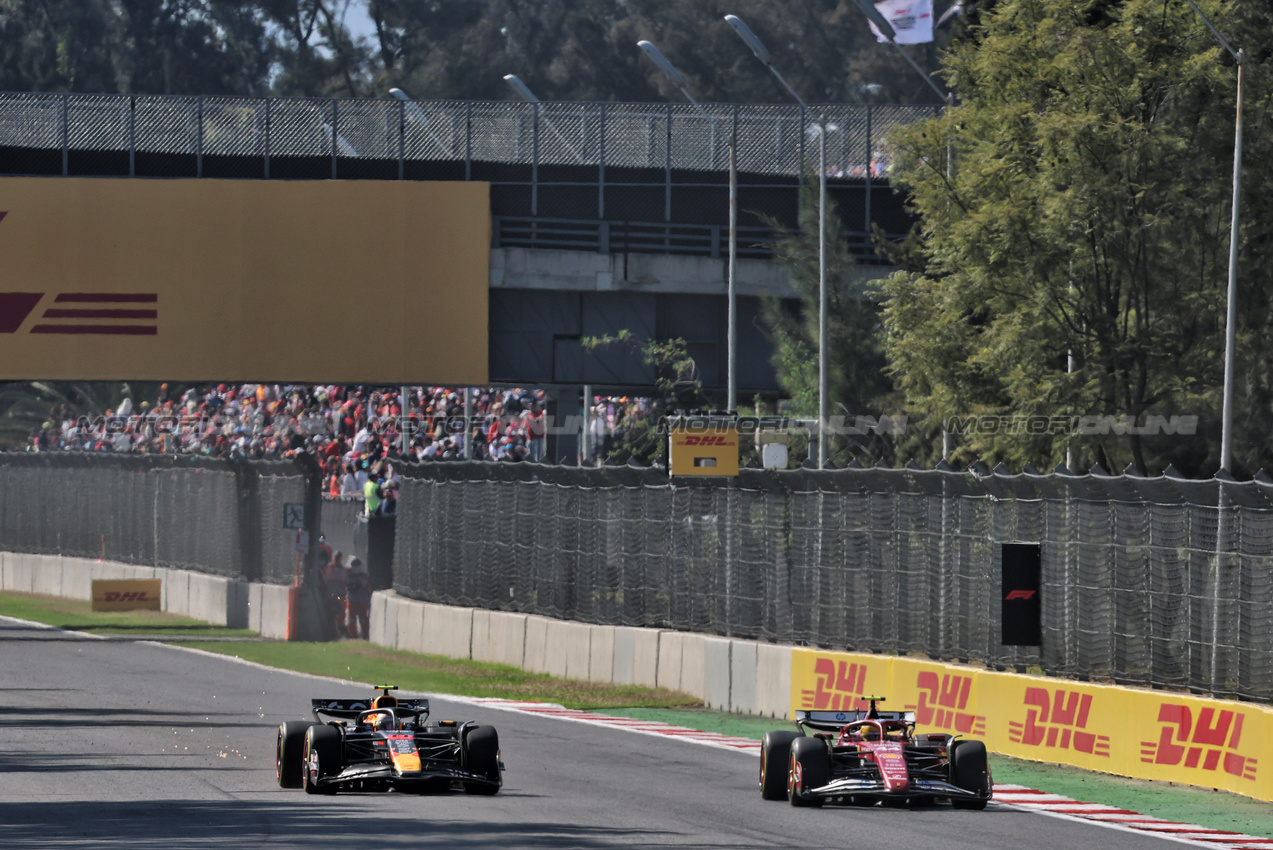 GP MESSICO, Yuki Tsunoda (JPN) Red Bull Racing RB21 e Lewis Hamilton (GBR) Ferrari SF-25 battle for position.
26.10.2025. Formula 1 World Championship, Rd 20, Mexican Grand Prix, Mexico City, Mexico, Gara Day.
- www.xpbimages.com, EMail: requests@xpbimages.com © Copyright: Batchelor / XPB Images