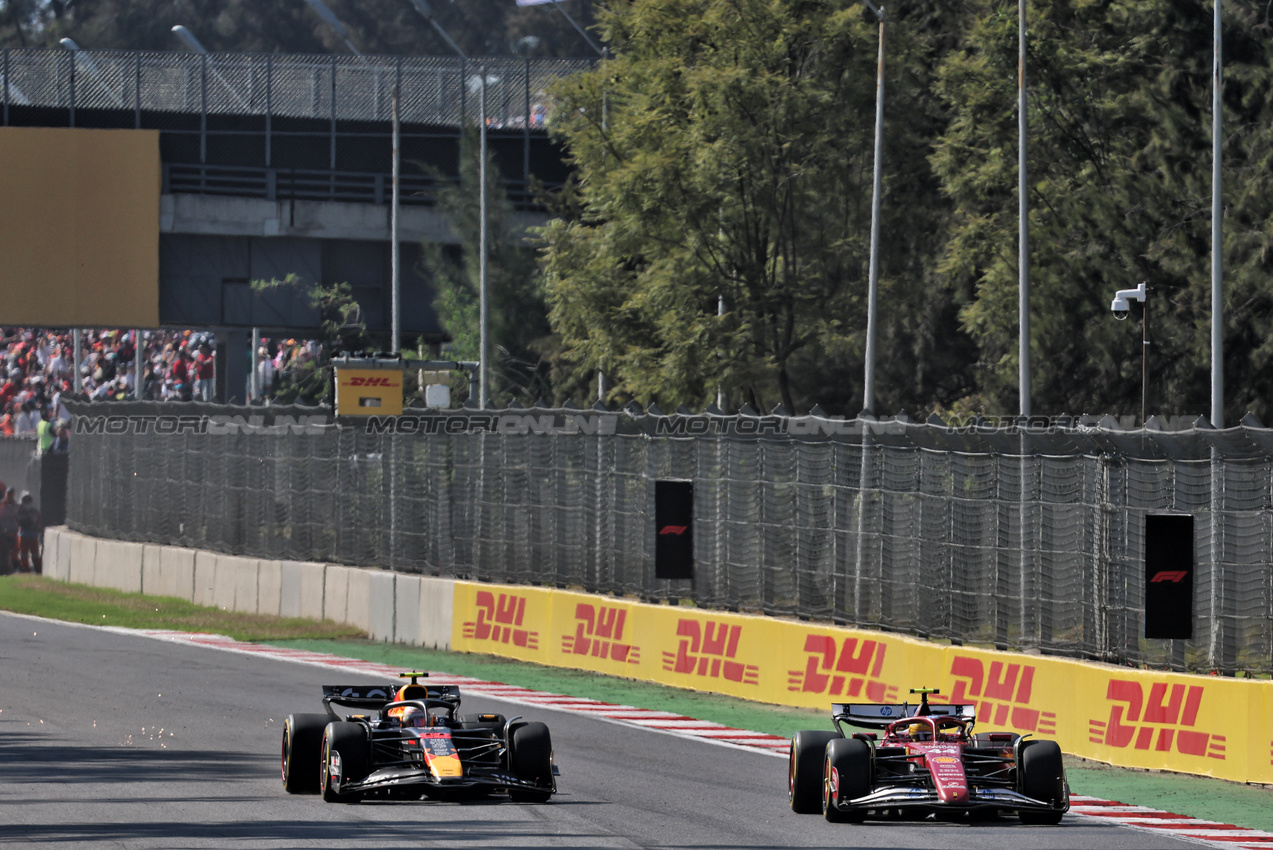 GP MESSICO, Yuki Tsunoda (JPN) Red Bull Racing RB21 e Lewis Hamilton (GBR) Ferrari SF-25 battle for position.

26.10.2025. Formula 1 World Championship, Rd 20, Mexican Grand Prix, Mexico City, Mexico, Gara Day.

- www.xpbimages.com, EMail: requests@xpbimages.com © Copyright: Batchelor / XPB Images