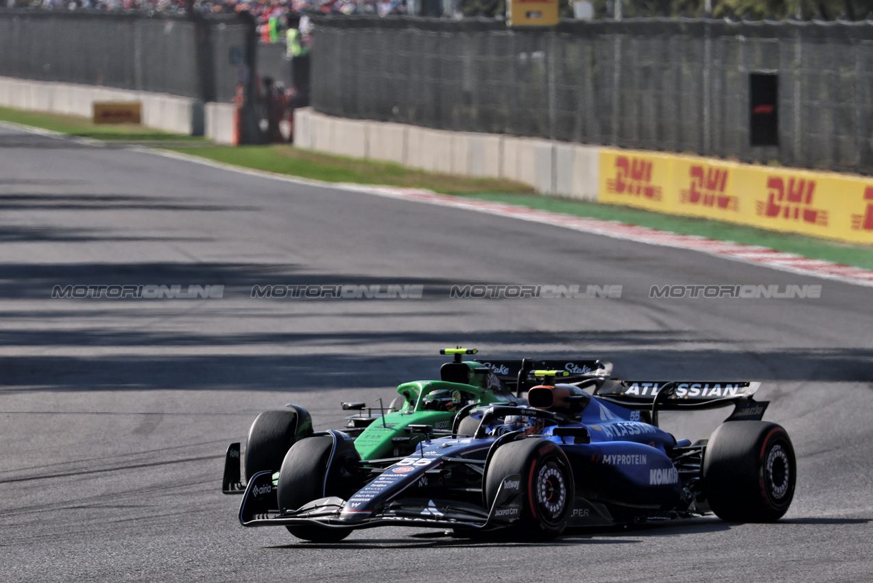 GP MESSICO, Carlos Sainz (ESP) Atlassian Williams Racing FW47 e Gabriel Bortoleto (BRA) Sauber C45 battle for position.

26.10.2025. Formula 1 World Championship, Rd 20, Mexican Grand Prix, Mexico City, Mexico, Gara Day.

- www.xpbimages.com, EMail: requests@xpbimages.com © Copyright: Batchelor / XPB Images