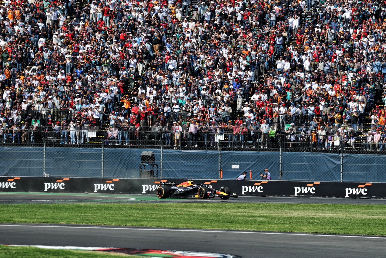 GP MESSICO, Max Verstappen (NLD) Red Bull Racing RB21 rusnwide at the partenza of the race.

26.10.2025. Formula 1 World Championship, Rd 20, Mexican Grand Prix, Mexico City, Mexico, Gara Day.

- www.xpbimages.com, EMail: requests@xpbimages.com © Copyright: Moy / XPB Images