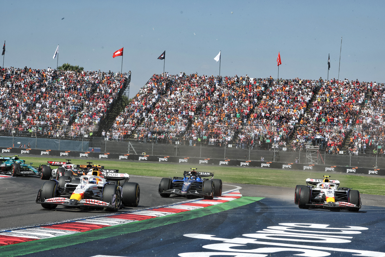 GP MESSICO, Isack Hadjar (FRA) Racing Bulls VCARB 02 e Liam Lawson (NZL) Racing Bulls VCARB 02 at the partenza of the race.

26.10.2025. Formula 1 World Championship, Rd 20, Mexican Grand Prix, Mexico City, Mexico, Gara Day.

- www.xpbimages.com, EMail: requests@xpbimages.com © Copyright: Moy / XPB Images