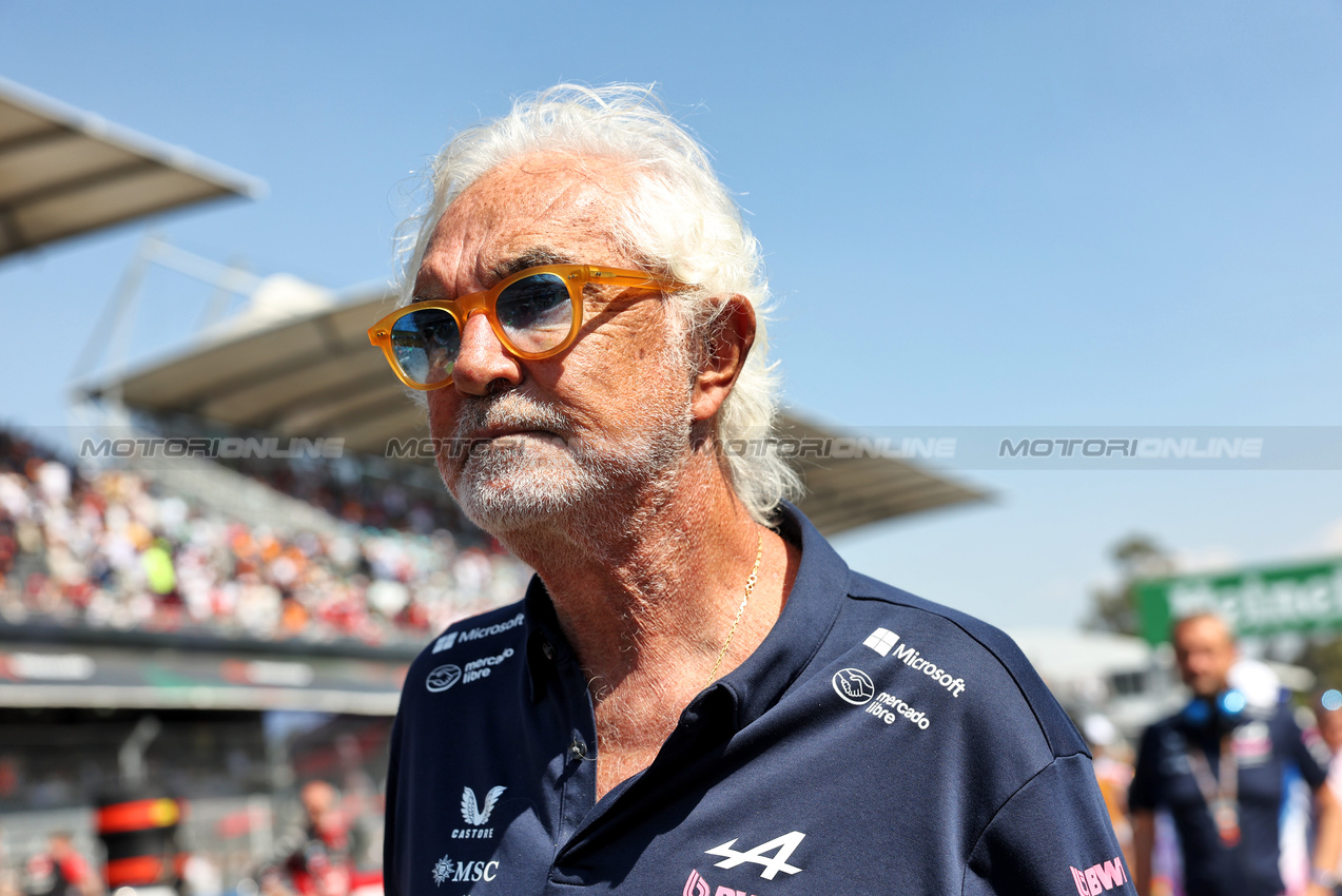 GP MESSICO, Flavio Briatore (ITA) Alpine F1 Team Executive Advisor on the grid.
26.10.2025. Formula 1 World Championship, Rd 20, Mexican Grand Prix, Mexico City, Mexico, Gara Day.
- www.xpbimages.com, EMail: requests@xpbimages.com © Copyright: Bearne / XPB Images