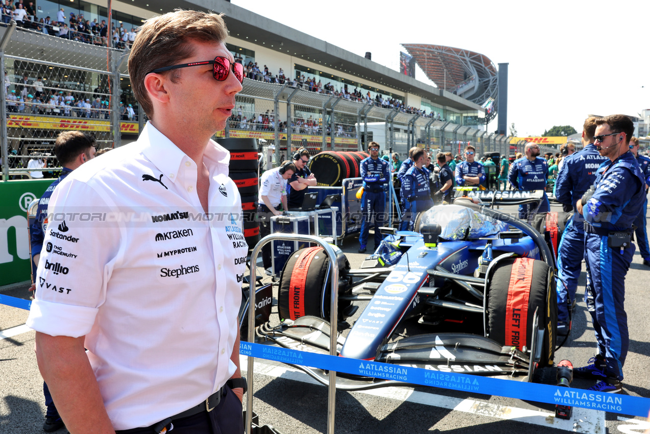 GP MESSICO, James Vowles (GBR) Atlassian Williams Racing Team Principal on the grid.

26.10.2025. Formula 1 World Championship, Rd 20, Mexican Grand Prix, Mexico City, Mexico, Gara Day.

- www.xpbimages.com, EMail: requests@xpbimages.com © Copyright: Bearne / XPB Images