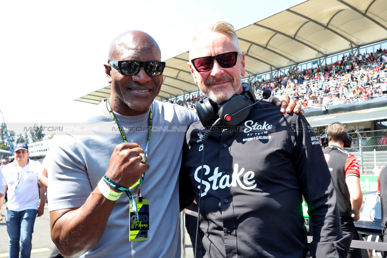 GP MESSICO, (L to R): Evander Holyfield (USA) Former Boxer on the grid with Jonathan Wheatley (GBR) Sauber Team Principal.

26.10.2025. Formula 1 World Championship, Rd 20, Mexican Grand Prix, Mexico City, Mexico, Gara Day.

- www.xpbimages.com, EMail: requests@xpbimages.com © Copyright: Bearne / XPB Images