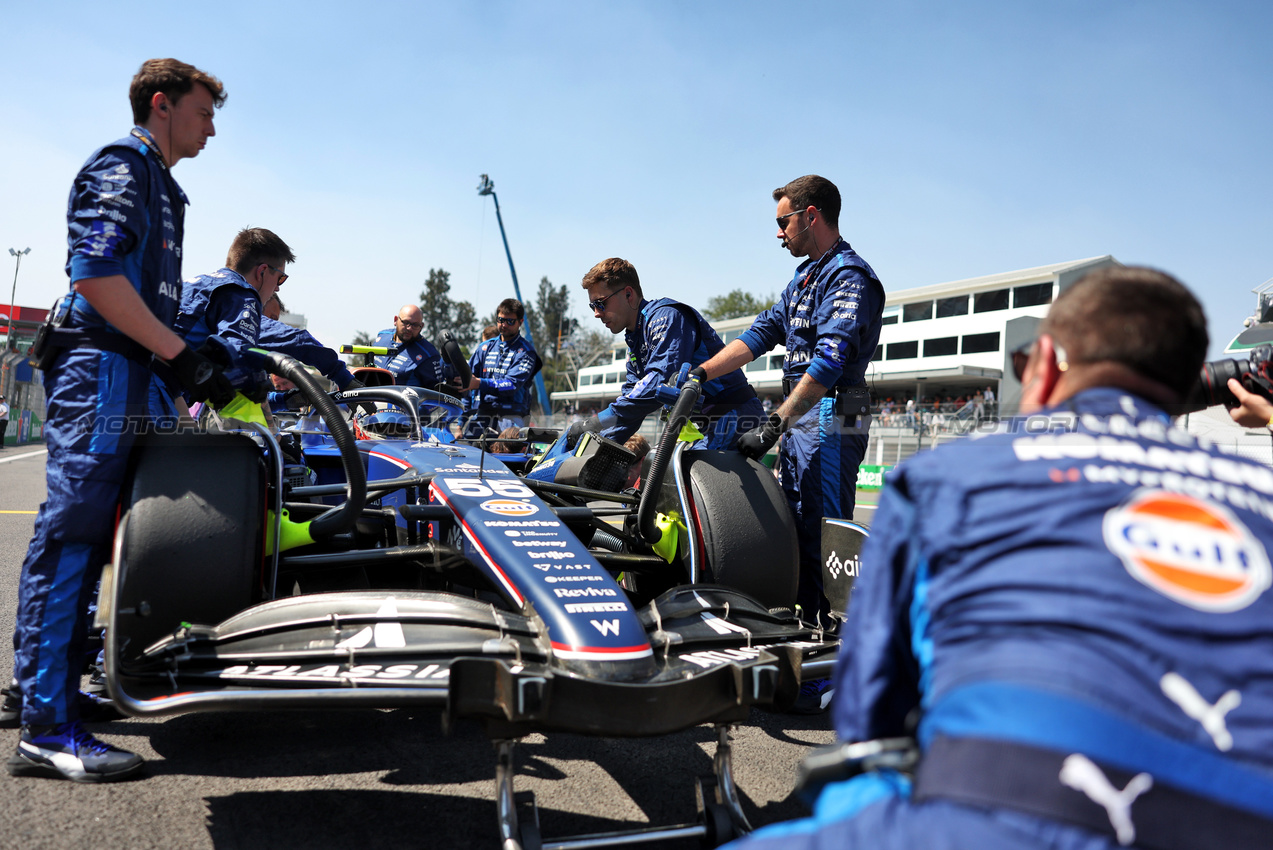 GP MESSICO, Carlos Sainz (ESP) Atlassian Williams Racing FW47 on the grid.

26.10.2025. Formula 1 World Championship, Rd 20, Mexican Grand Prix, Mexico City, Mexico, Gara Day.

- www.xpbimages.com, EMail: requests@xpbimages.com © Copyright: Bearne / XPB Images