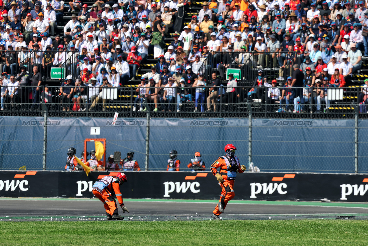 GP MESSICO, Marshals remove debris from the circuit.
26.10.2025. Formula 1 World Championship, Rd 20, Mexican Grand Prix, Mexico City, Mexico, Gara Day.
- www.xpbimages.com, EMail: requests@xpbimages.com © Copyright: Moy / XPB Images