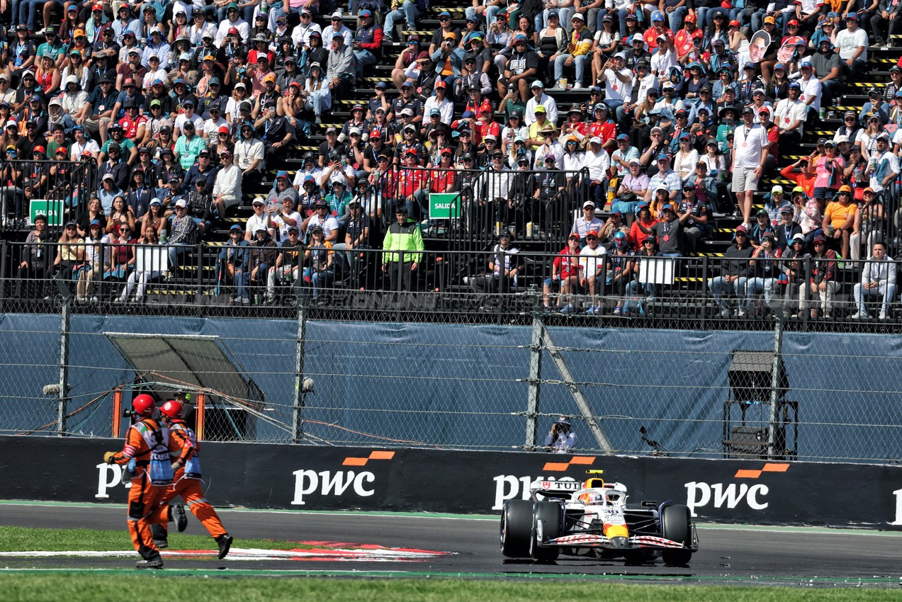 GP MESSICO, Marshals remove debris from the circuit as Liam Lawson (NZL) Racing Bulls VCARB 02 approaches.

26.10.2025. Formula 1 World Championship, Rd 20, Mexican Grand Prix, Mexico City, Mexico, Gara Day.

- www.xpbimages.com, EMail: requests@xpbimages.com © Copyright: Moy / XPB Images