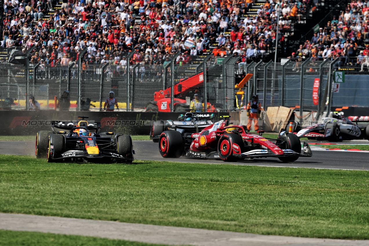 GP MESSICO, Max Verstappen (NLD) Red Bull Racing RB21 e Lewis Hamilton (GBR) Ferrari SF-25 battle for position.
26.10.2025. Formula 1 World Championship, Rd 20, Mexican Grand Prix, Mexico City, Mexico, Gara Day.
- www.xpbimages.com, EMail: requests@xpbimages.com © Copyright: Moy / XPB Images