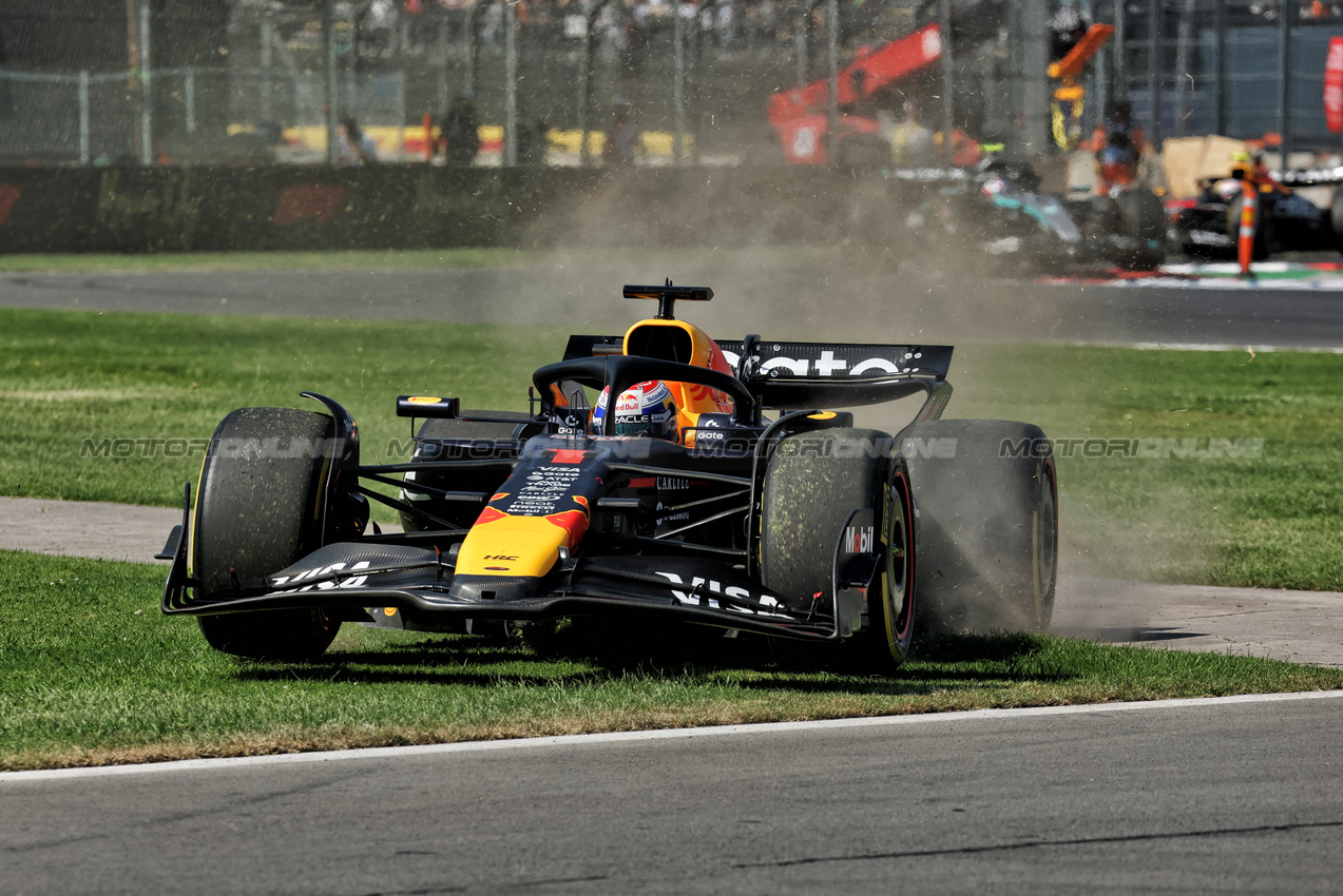 GP MESSICO, Max Verstappen (NLD) Red Bull Racing RB21 rusn wide.
26.10.2025. Formula 1 World Championship, Rd 20, Mexican Grand Prix, Mexico City, Mexico, Gara Day.
- www.xpbimages.com, EMail: requests@xpbimages.com © Copyright: Moy / XPB Images