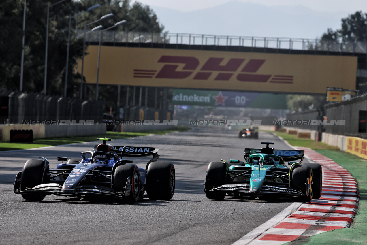 GP MESSICO, Carlos Sainz (ESP) Atlassian Williams Racing FW47 e Lance Stroll (CDN) Aston Martin F1 Team AMR25 battle for position.
26.10.2025. Formula 1 World Championship, Rd 20, Mexican Grand Prix, Mexico City, Mexico, Gara Day.
- www.xpbimages.com, EMail: requests@xpbimages.com © Copyright: Batchelor / XPB Images