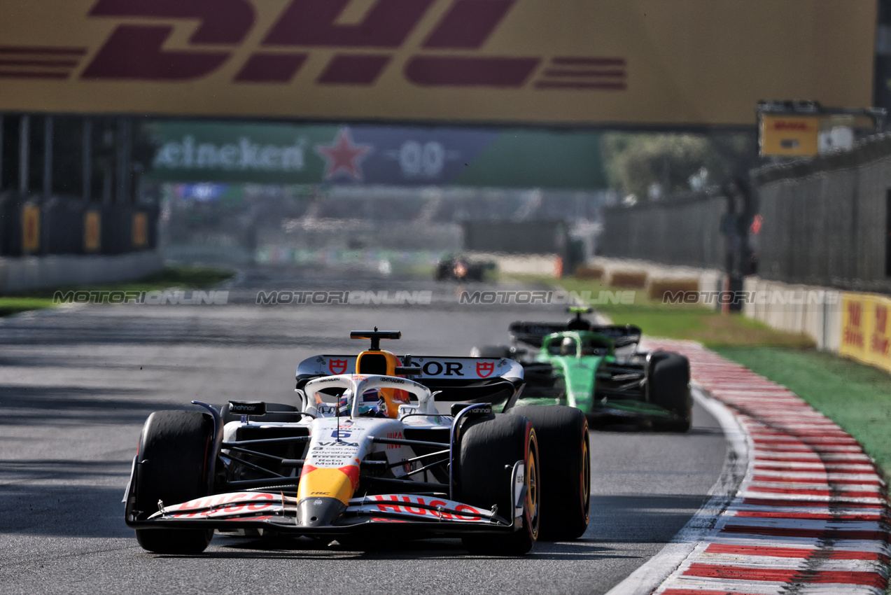 GP MESSICO, Isack Hadjar (FRA) Racing Bulls VCARB 02.

26.10.2025. Formula 1 World Championship, Rd 20, Mexican Grand Prix, Mexico City, Mexico, Gara Day.

- www.xpbimages.com, EMail: requests@xpbimages.com © Copyright: Batchelor / XPB Images