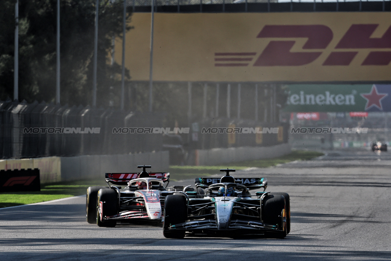 GP MESSICO, Esteban Ocon (FRA) Haas VF-25 e George Russell (GBR) Mercedes AMG F1 W16 battle for position.

26.10.2025. Formula 1 World Championship, Rd 20, Mexican Grand Prix, Mexico City, Mexico, Gara Day.

- www.xpbimages.com, EMail: requests@xpbimages.com © Copyright: Batchelor / XPB Images