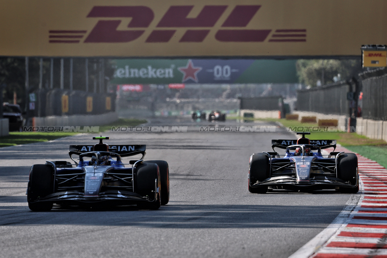 GP MESSICO, Carlos Sainz (ESP) Atlassian Williams Racing FW47 e Alexander Albon (THA) Atlassian Williams Racing FW47 battle for position.

26.10.2025. Formula 1 World Championship, Rd 20, Mexican Grand Prix, Mexico City, Mexico, Gara Day.

- www.xpbimages.com, EMail: requests@xpbimages.com © Copyright: Batchelor / XPB Images