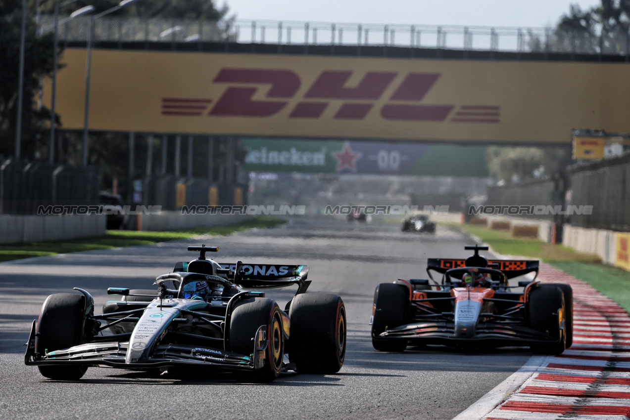 GP MESSICO, George Russell (GBR) Mercedes AMG F1 W16 e Oscar Piastri (AUS) McLaren MCL39 battle for position.
26.10.2025. Formula 1 World Championship, Rd 20, Mexican Grand Prix, Mexico City, Mexico, Gara Day.
- www.xpbimages.com, EMail: requests@xpbimages.com © Copyright: Batchelor / XPB Images