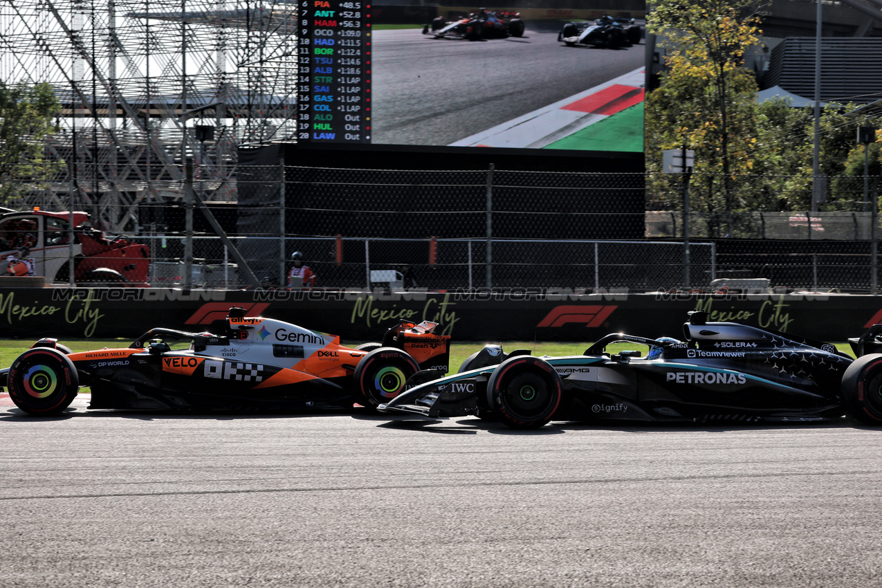 GP MESSICO, George Russell (GBR) Mercedes AMG F1 W16 e Oscar Piastri (AUS) McLaren MCL39 battle for position.
26.10.2025. Formula 1 World Championship, Rd 20, Mexican Grand Prix, Mexico City, Mexico, Gara Day.
- www.xpbimages.com, EMail: requests@xpbimages.com © Copyright: Batchelor / XPB Images
