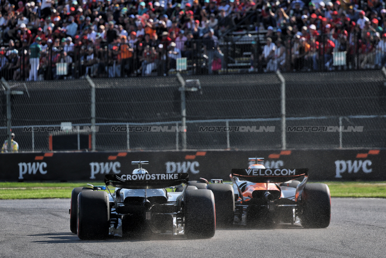 GP MESSICO, George Russell (GBR) Mercedes AMG F1 W16 e Oscar Piastri (AUS) McLaren MCL39 battle for position.
26.10.2025. Formula 1 World Championship, Rd 20, Mexican Grand Prix, Mexico City, Mexico, Gara Day.
- www.xpbimages.com, EMail: requests@xpbimages.com © Copyright: Batchelor / XPB Images