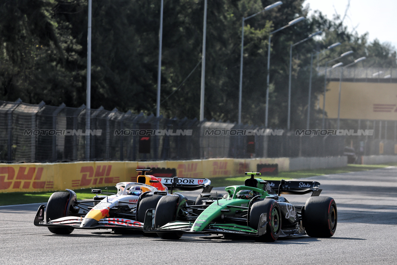 GP MESSICO, Isack Hadjar (FRA) Racing Bulls VCARB 02 e Gabriel Bortoleto (BRA) Sauber C45 battle for position.

26.10.2025. Formula 1 World Championship, Rd 20, Mexican Grand Prix, Mexico City, Mexico, Gara Day.

- www.xpbimages.com, EMail: requests@xpbimages.com © Copyright: Batchelor / XPB Images