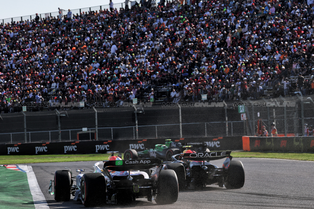 GP MESSICO, Yuki Tsunoda (JPN) Red Bull Racing RB21 e Isack Hadjar (FRA) Racing Bulls VCARB 02 battle for position.

26.10.2025. Formula 1 World Championship, Rd 20, Mexican Grand Prix, Mexico City, Mexico, Gara Day.

- www.xpbimages.com, EMail: requests@xpbimages.com © Copyright: Batchelor / XPB Images