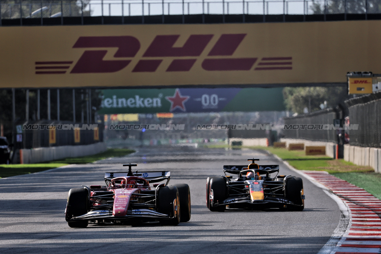 GP MESSICO, Charles Leclerc (MON) Ferrari SF-25 e Max Verstappen (NLD) Red Bull Racing RB21 battle for position.

26.10.2025. Formula 1 World Championship, Rd 20, Mexican Grand Prix, Mexico City, Mexico, Gara Day.

- www.xpbimages.com, EMail: requests@xpbimages.com © Copyright: Batchelor / XPB Images
