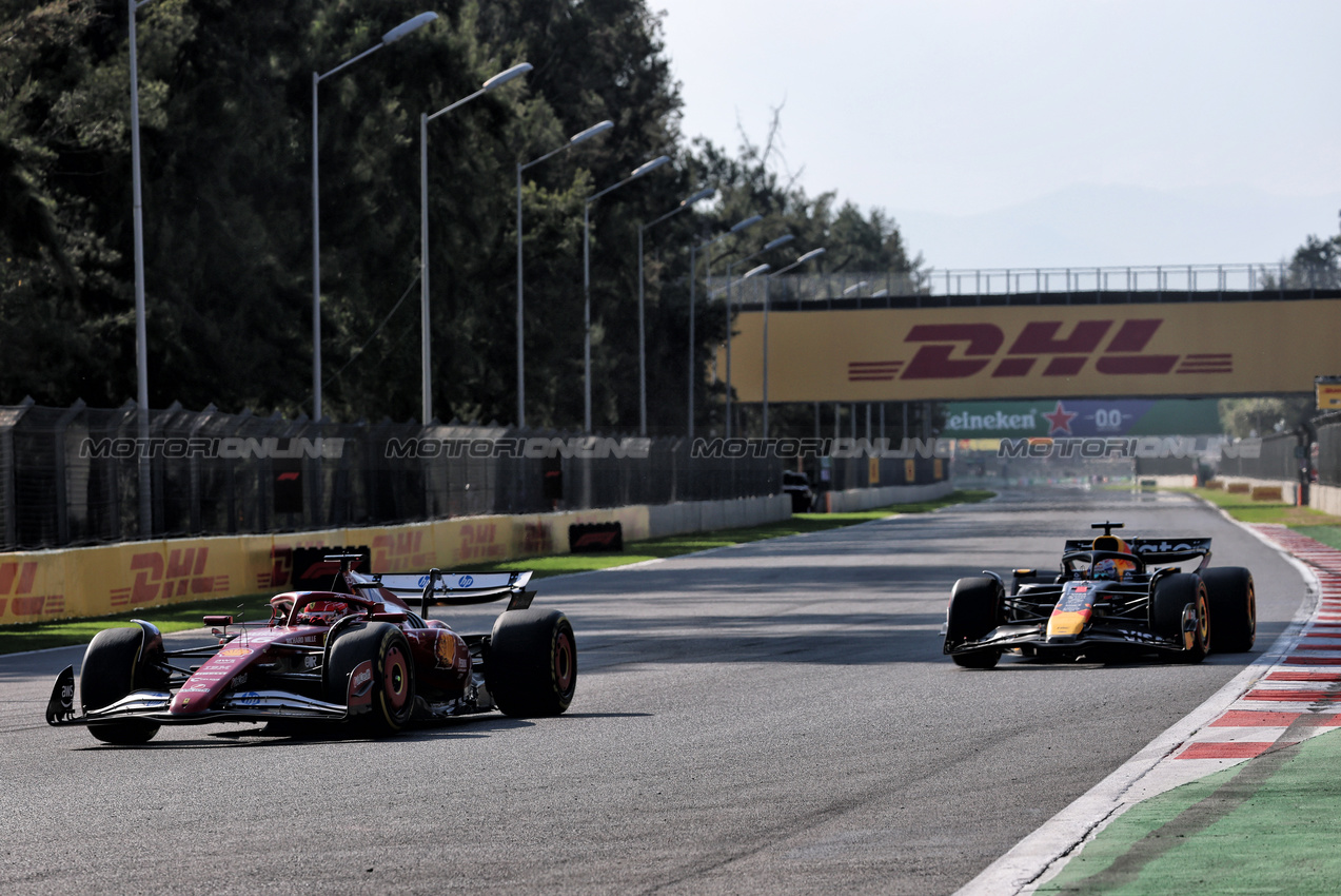 GP MESSICO, Charles Leclerc (MON) Ferrari SF-25 e Max Verstappen (NLD) Red Bull Racing RB21 battle for position.
26.10.2025. Formula 1 World Championship, Rd 20, Mexican Grand Prix, Mexico City, Mexico, Gara Day.
- www.xpbimages.com, EMail: requests@xpbimages.com © Copyright: Batchelor / XPB Images