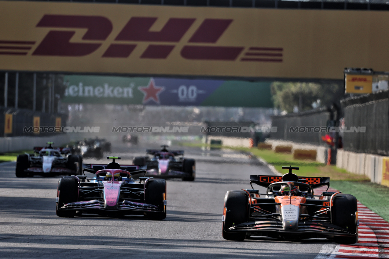 GP MESSICO, Oscar Piastri (AUS) McLaren MCL39.
26.10.2025. Formula 1 World Championship, Rd 20, Mexican Grand Prix, Mexico City, Mexico, Gara Day.
- www.xpbimages.com, EMail: requests@xpbimages.com © Copyright: Batchelor / XPB Images