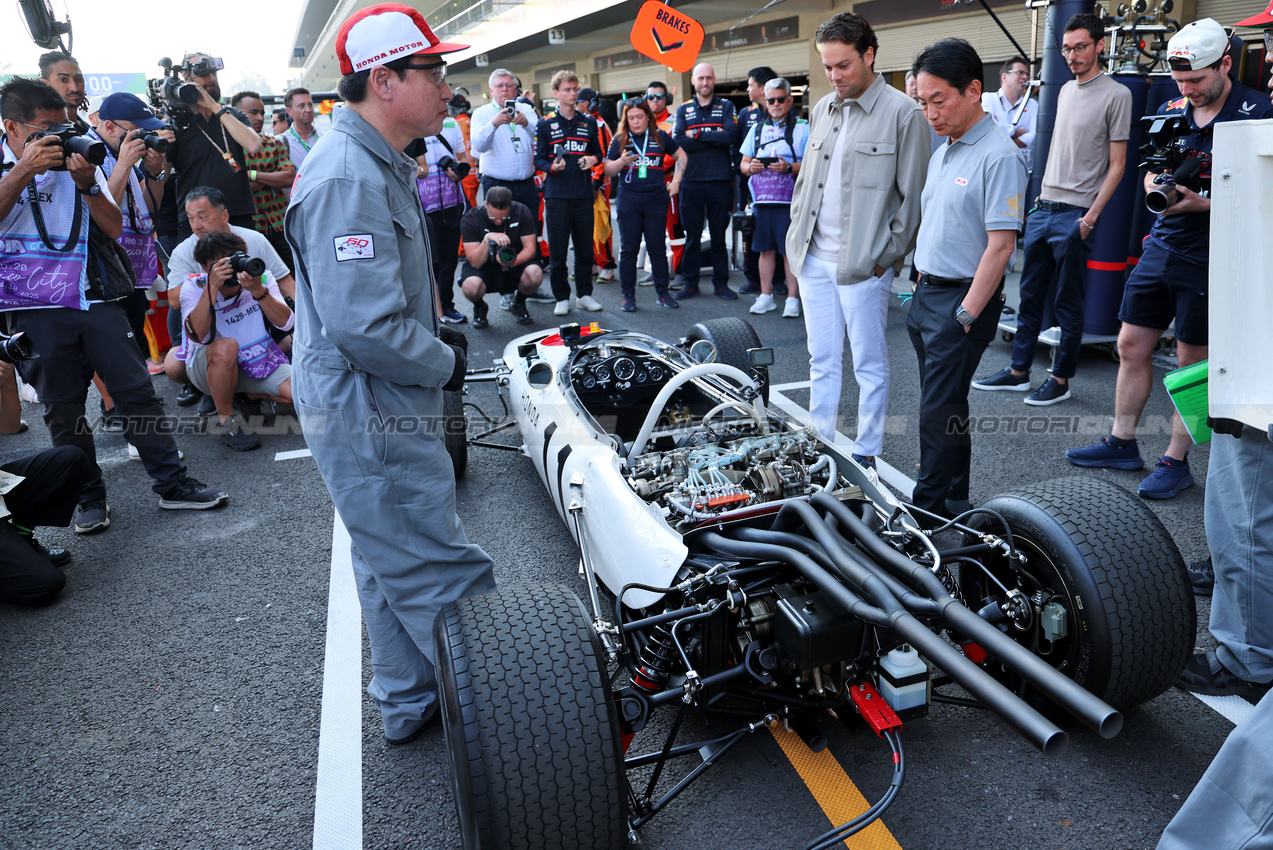 GP MESSICO, Koji Watanabe (JPN) Honda Racing Corporation - HRC - President (Right) with the 1965 Honda RA272 F1 car.
26.10.2025. Formula 1 World Championship, Rd 20, Mexican Grand Prix, Mexico City, Mexico, Gara Day.
- www.xpbimages.com, EMail: requests@xpbimages.com © Copyright: Batchelor / XPB Images