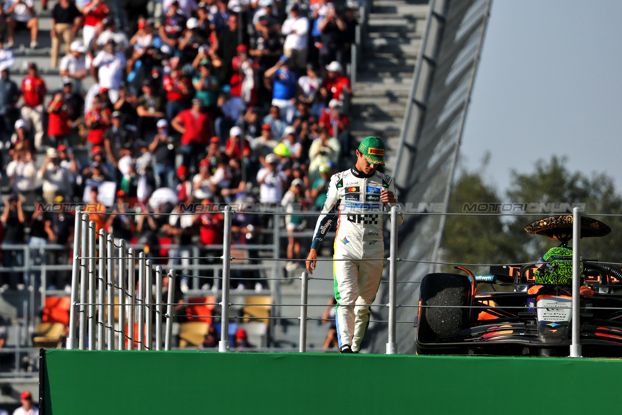 GP MESSICO, Gara winner Lando Norris (GBR) McLaren MCL39 celebrates on the podium.

26.10.2025. Formula 1 World Championship, Rd 20, Mexican Grand Prix, Mexico City, Mexico, Gara Day.

- www.xpbimages.com, EMail: requests@xpbimages.com © Copyright: Charniaux / XPB Images