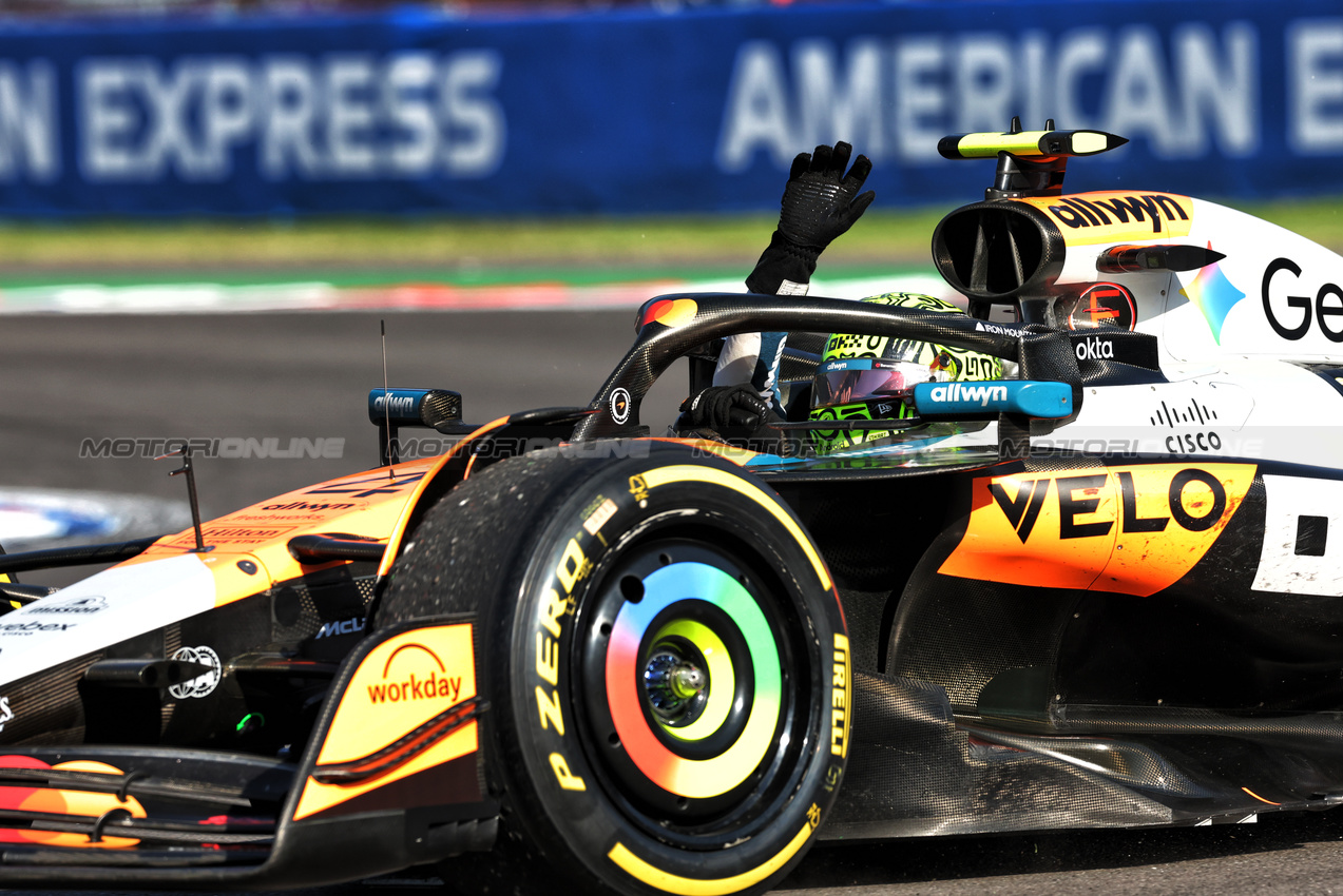 GP MESSICO, Gara winner Lando Norris (GBR) McLaren MCL39 celebrates at the end of the race.

26.10.2025. Formula 1 World Championship, Rd 20, Mexican Grand Prix, Mexico City, Mexico, Gara Day.

- www.xpbimages.com, EMail: requests@xpbimages.com © Copyright: Charniaux / XPB Images