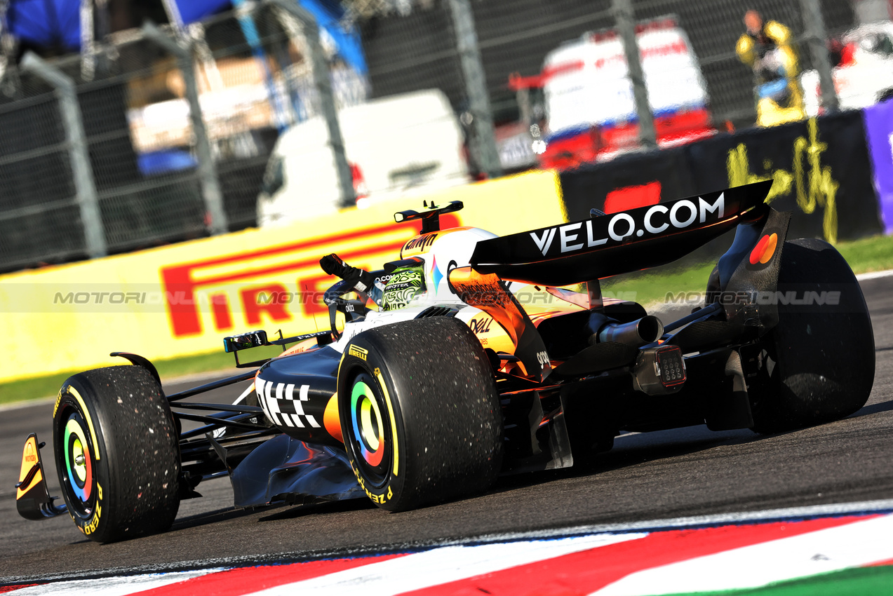 GP MESSICO, Gara winner Lando Norris (GBR) McLaren MCL39 celebrates at the end of the race.
26.10.2025. Formula 1 World Championship, Rd 20, Mexican Grand Prix, Mexico City, Mexico, Gara Day.
- www.xpbimages.com, EMail: requests@xpbimages.com © Copyright: Charniaux / XPB Images
