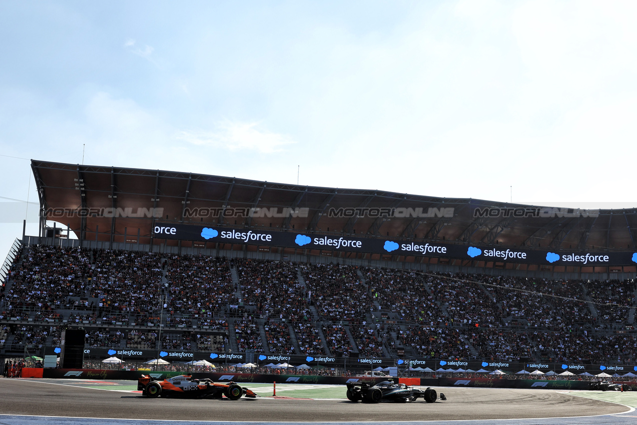 GP MESSICO, Andrea Kimi Antonelli (ITA) Mercedes AMG F1 W16 e Oscar Piastri (AUS) McLaren MCL39.
26.10.2025. Formula 1 World Championship, Rd 20, Mexican Grand Prix, Mexico City, Mexico, Gara Day.
- www.xpbimages.com, EMail: requests@xpbimages.com © Copyright: Bearne / XPB Images
