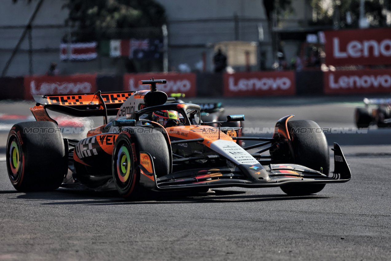 GP MESSICO, Oscar Piastri (AUS) McLaren MCL39.
26.10.2025. Formula 1 World Championship, Rd 20, Mexican Grand Prix, Mexico City, Mexico, Gara Day.
- www.xpbimages.com, EMail: requests@xpbimages.com © Copyright: Bearne / XPB Images