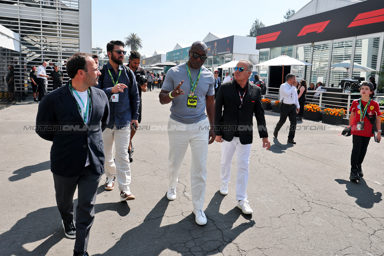 GP MESSICO, Evander Holyfield (USA) Former Boxer with Jean Alesi (FRA).

26.10.2025. Formula 1 World Championship, Rd 20, Mexican Grand Prix, Mexico City, Mexico, Gara Day.

- www.xpbimages.com, EMail: requests@xpbimages.com © Copyright: Moy / XPB Images