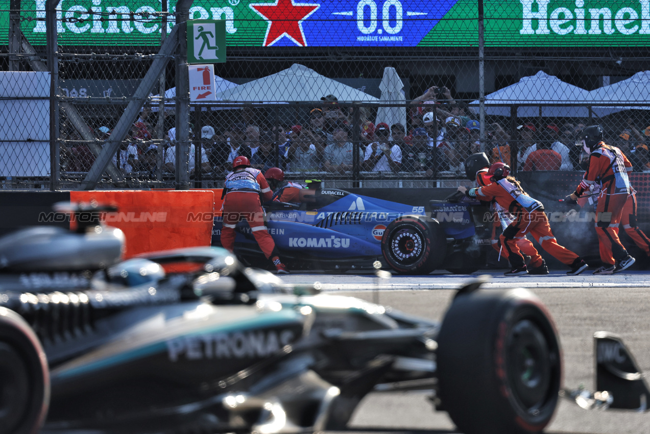 GP MESSICO, Carlos Sainz (ESP) Atlassian Williams Racing FW47 is pushed off the circuit by marshals.

26.10.2025. Formula 1 World Championship, Rd 20, Mexican Grand Prix, Mexico City, Mexico, Gara Day.

- www.xpbimages.com, EMail: requests@xpbimages.com © Copyright: Bearne / XPB Images