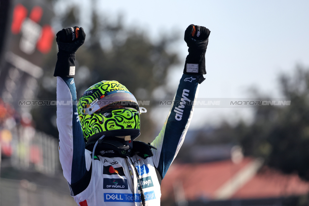 GP MESSICO, Gara winner Lando Norris (GBR) McLaren celebrates in parc ferme.

26.10.2025. Formula 1 World Championship, Rd 20, Mexican Grand Prix, Mexico City, Mexico, Gara Day.

- www.xpbimages.com, EMail: requests@xpbimages.com © Copyright: Bearne / XPB Images