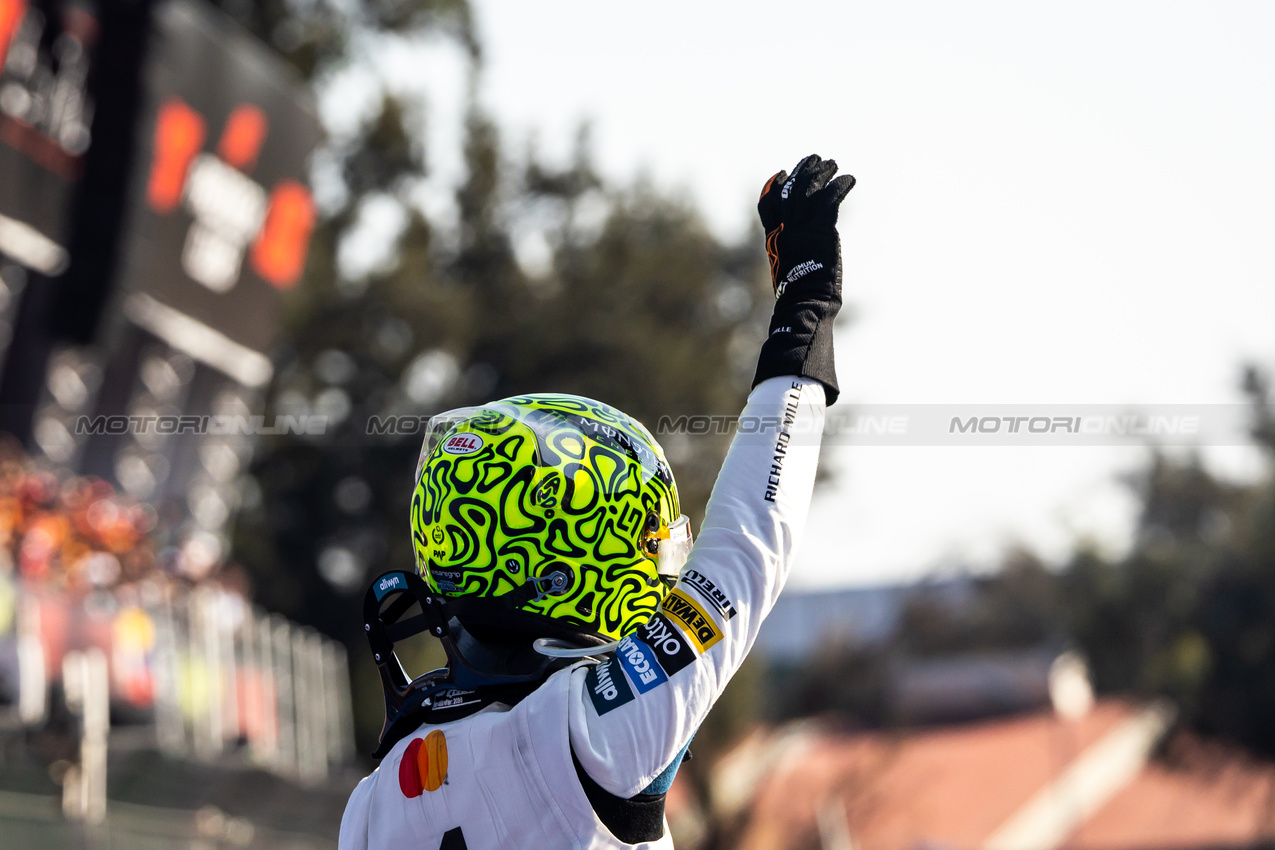 GP MESSICO, Gara winner Lando Norris (GBR) McLaren celebrates in parc ferme.
26.10.2025. Formula 1 World Championship, Rd 20, Mexican Grand Prix, Mexico City, Mexico, Gara Day.
- www.xpbimages.com, EMail: requests@xpbimages.com © Copyright: Bearne / XPB Images