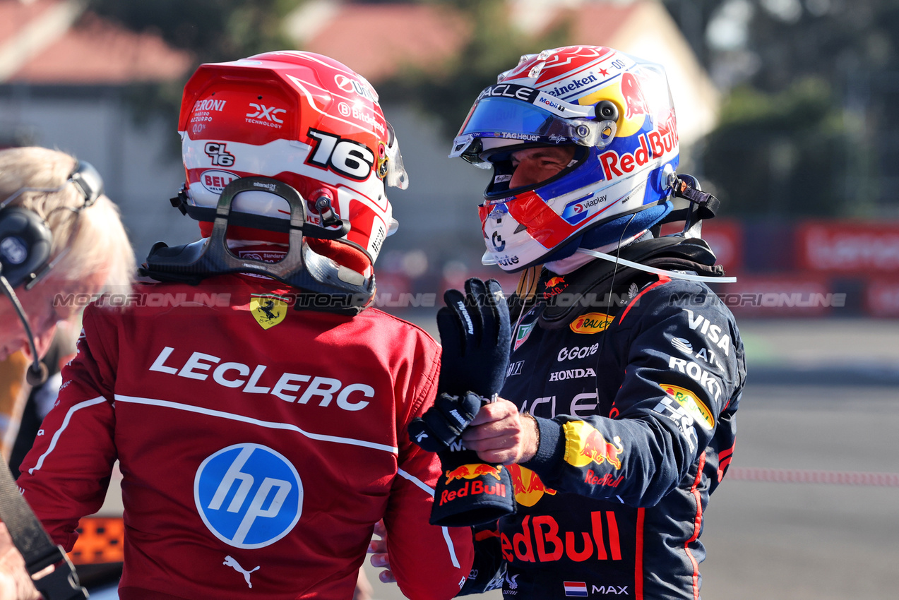 GP MESSICO, (L to R): Charles Leclerc (MON) Ferrari celebrates his second position with third placed Max Verstappen (NLD) Red Bull Racing in parc ferme.

26.10.2025. Formula 1 World Championship, Rd 20, Mexican Grand Prix, Mexico City, Mexico, Gara Day.

- www.xpbimages.com, EMail: requests@xpbimages.com © Copyright: Bearne / XPB Images