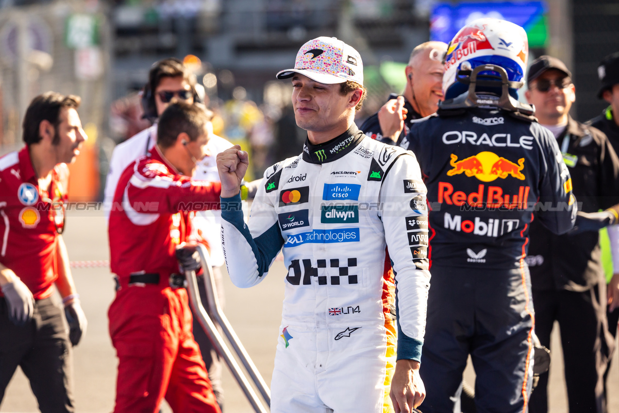 GP MESSICO, Gara winner Lando Norris (GBR) McLaren celebrates in parc ferme.

26.10.2025. Formula 1 World Championship, Rd 20, Mexican Grand Prix, Mexico City, Mexico, Gara Day.

- www.xpbimages.com, EMail: requests@xpbimages.com © Copyright: Bearne / XPB Images