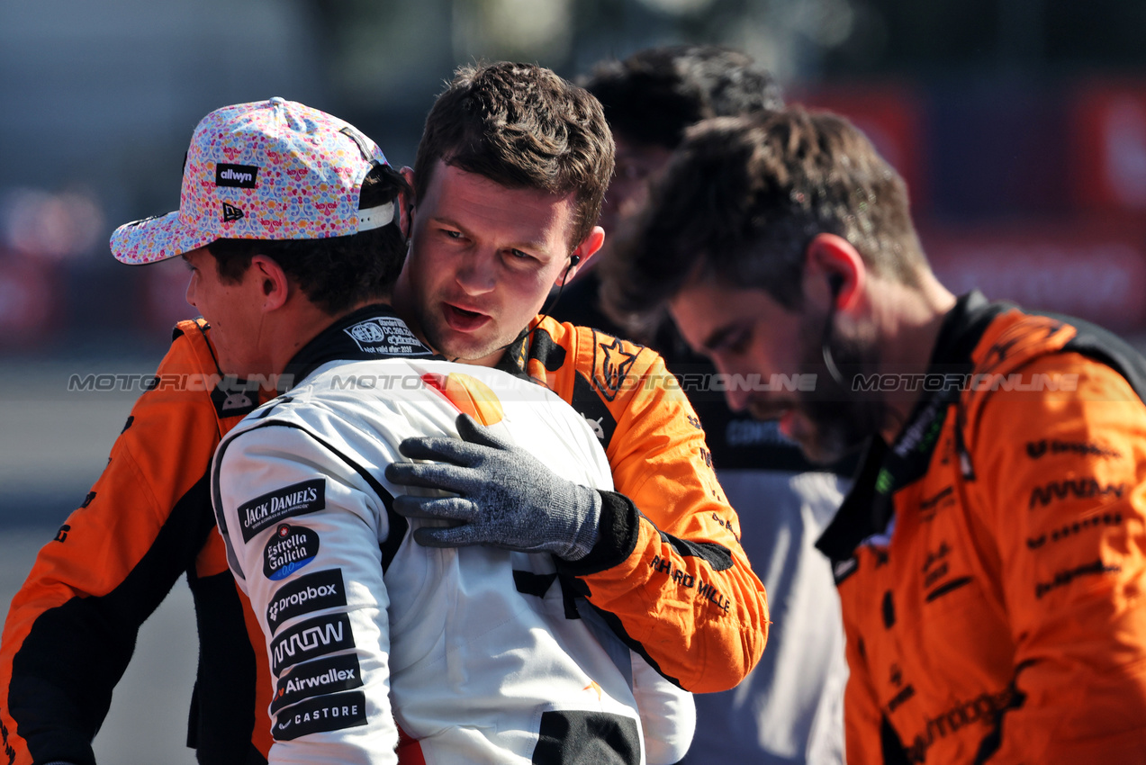 GP MESSICO, Gara winner Lando Norris (GBR) McLaren celebrates in parc ferme.
26.10.2025. Formula 1 World Championship, Rd 20, Mexican Grand Prix, Mexico City, Mexico, Gara Day.
- www.xpbimages.com, EMail: requests@xpbimages.com © Copyright: Bearne / XPB Images