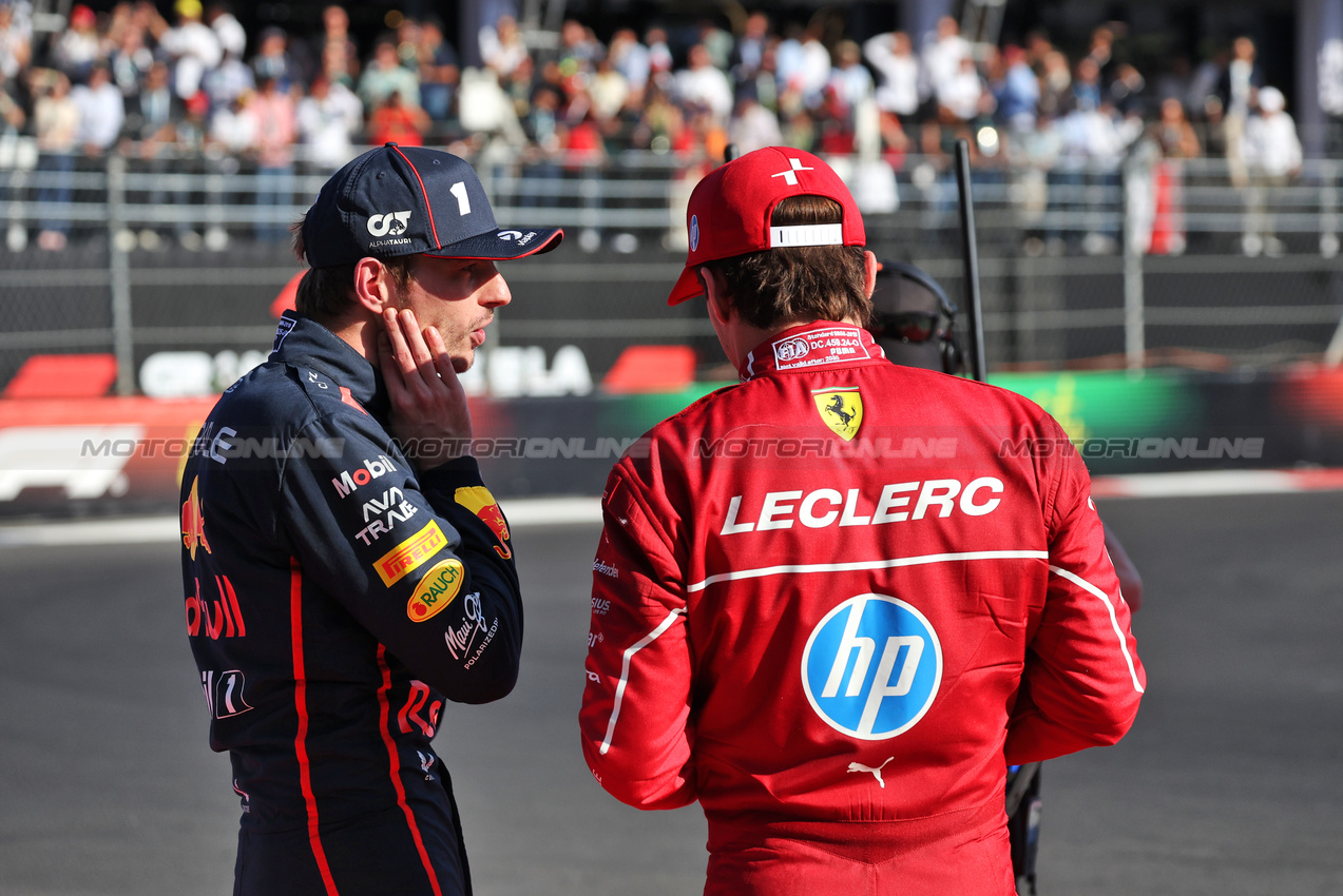 GP MESSICO, (L to R): Third placed Max Verstappen (NLD) Red Bull Racing in parc ferme with second placed Charles Leclerc (MON) Ferrari.
26.10.2025. Formula 1 World Championship, Rd 20, Mexican Grand Prix, Mexico City, Mexico, Gara Day.
- www.xpbimages.com, EMail: requests@xpbimages.com © Copyright: Bearne / XPB Images